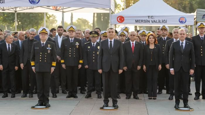 Mersinde Atatrke sayg duruu: Cumhuriyet Meydannda duygusal anlar