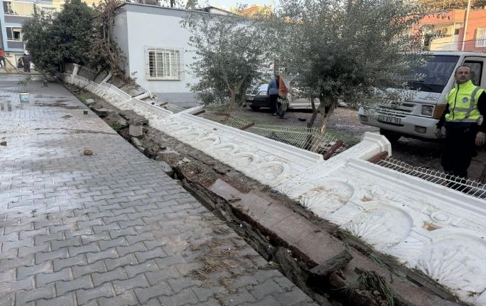 Tarsusta boru patlad: Baheler su altnda, bir arata hasar