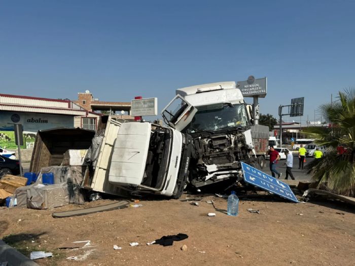 Mersin D-400de zincirleme kaza panii: Buday ykl TIR devrildi, trafik durdu