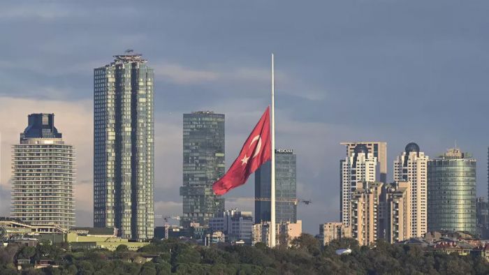 Trkiyede 3 gn ulusal yas ilan edildi: Bayraklar yarya indirildi