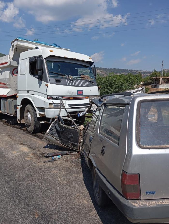 Tarsus’ta kamyon ile otomobil kafa kafaya arpt: 1 yaral