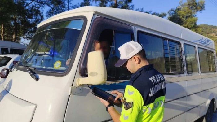 Mersinde Okula Gvenli Ulam in 32 Trafik Timi Grevde